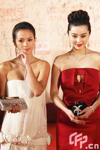Phạm Băng Băng và Chương Tử Di trong buổi ra mắt bộ phim hợp tác chung giữa họ "Phi thường hoàn mỹ" tại thủ đô Bắc Kinh năm 2009. Ảnh. CFP.